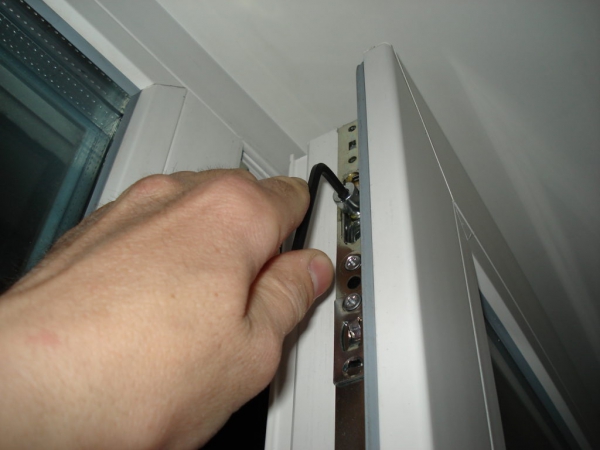Ремонт балконной двери: заменить сломанный стеклопакет, фиксатор