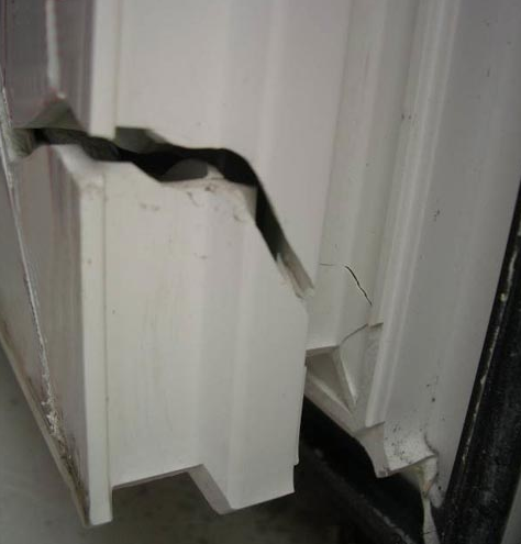 Ремонт балконной двери: заменить сломанный стеклопакет, фиксатор
